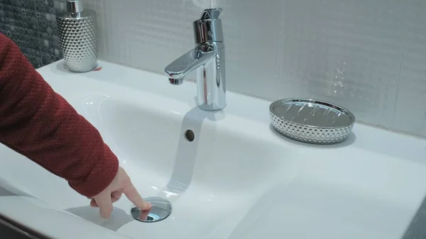 Mağazadaki kız yeni bir ev için lavabo alıyor.