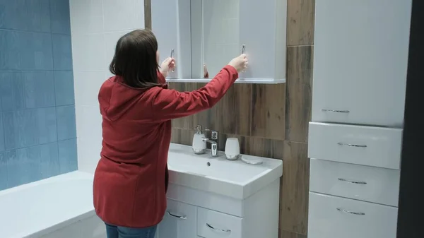 Kafkasyalı bir kadın mağazadan banyo tasarımı seçiyor.