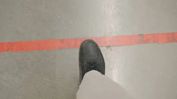 Pernas parar na linha de proibição vermelha — Fotografia de Stock