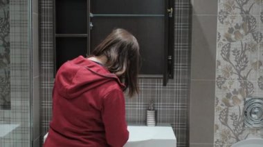 Mağazadaki kız tuvalet tasarımını seçiyor.