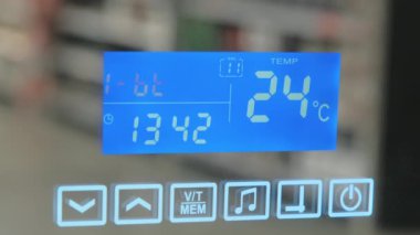 Sıcaklığı ve zamanı gösteren aynayı tuşla