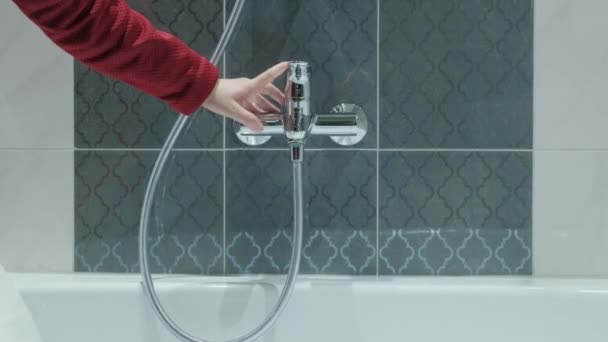 Mädchen im Laden kauft einen Wasserhahn für das Badezimmer — Stockvideo
