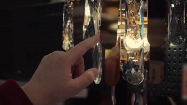 Kobieta dotyka szklanych płatków lampy vintage — Wideo stockowe