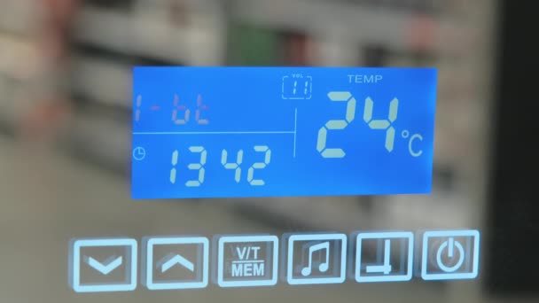 Наберите на зеркале, показывая температуру и время — стоковое видео
