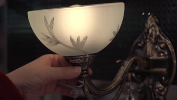 Femme main touche lampe qui imite l'ancien style 19ème siècle — Video