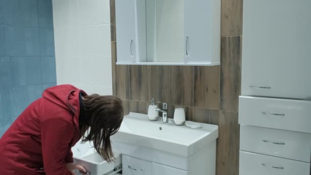 Mulher caucasiana escolhe um design de banheiro na loja — Vídeo de Stock