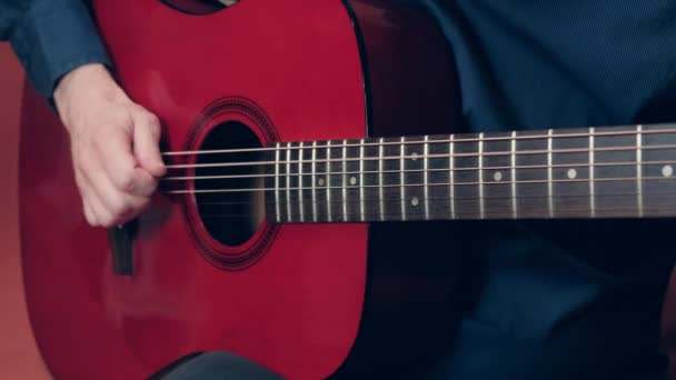 Playing acoustic guitar in a sharp, jerky manner — Stock Video