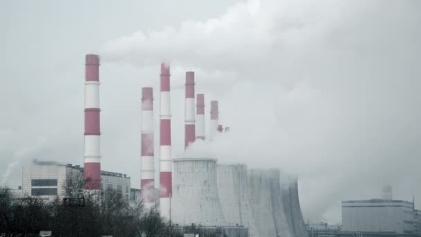 Enorme industriële pijpen die veel witte rook uitstoten — Stockvideo