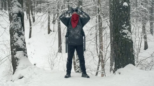 在雪山上的游客摘下他的安全眼镜 — 图库照片
