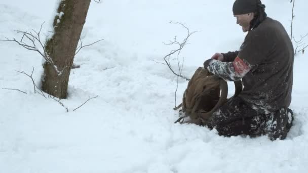 Soldado Saboteur monta bomba tripwire enterrando-o sob a neve — Vídeo de Stock