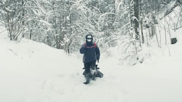 救援Android拖动担架穿过雪地 — 图库视频影像