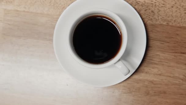 Tasse schwarzer Kaffee, Espresso vorhanden. Shot top, bewegt sich 360 Grad — Stockvideo