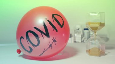Coronavirus 'a karşı aşı kazanma kavramı. Şırınga patladı.