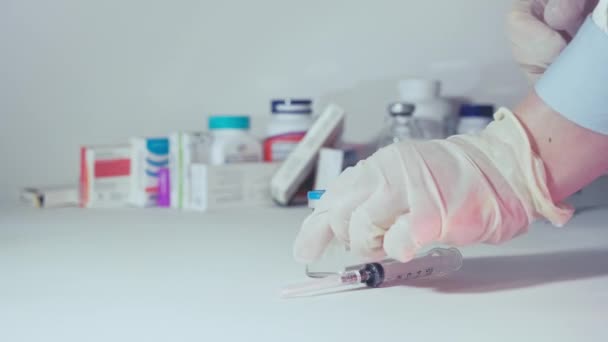 Dokter mempersiapkan vaksin dan jarum suntik untuk vaksinasi — Stok Video