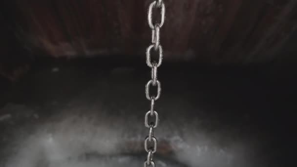 Łańcuch żelaza pokryty lodem do wody pitnej — Wideo stockowe