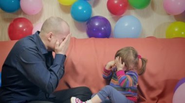 Baba ve kızı oyun oynuyor. Görmüyor musun? Aile eğlencesi kavramı