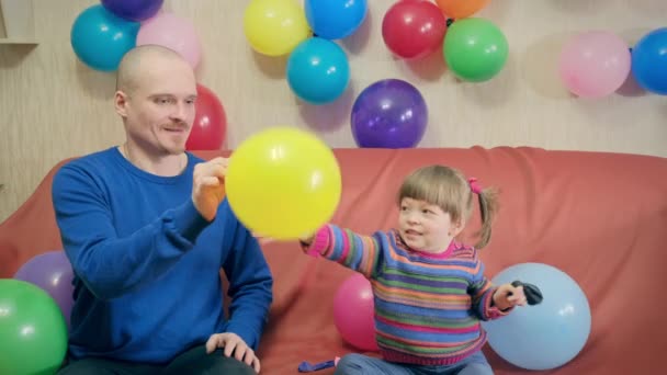 Papa 'e figlia felici gonfiano palloncini e giocano. Concetto di vacanza, compleanno — Video Stock