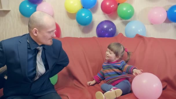 Vater kommt nach Feierabend zu seiner Tochter zum Geburtstag und bringt sie zum Lachen — Stockvideo
