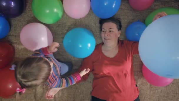 Nonna gioca con la nipote in palline colorate e gonfiabili — Video Stock