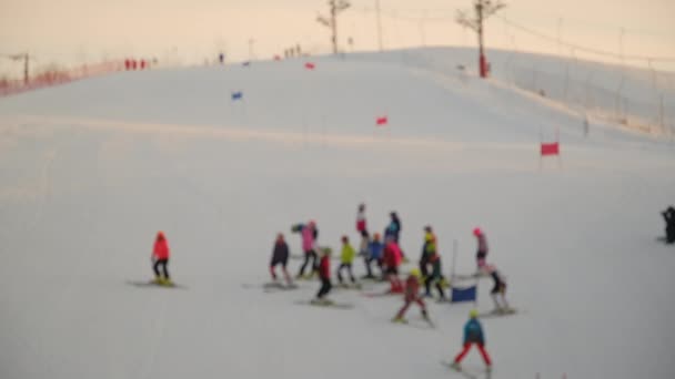 경사면에서 스키타는 사람들. 걷는 시간이 몹시 흐리기 때문에 3D 애니메이션 효과가 난다 — 비디오