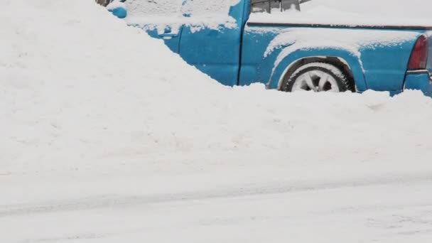Hay cinco coches en el estacionamiento, fuertemente cubiertos de nieve. Ciclón de invierno — Vídeos de Stock