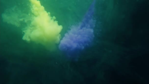 Suyun içinde boya. Soyut ekoloji kavramı, atık yönetimi kimyasalları kurutur — Stok video