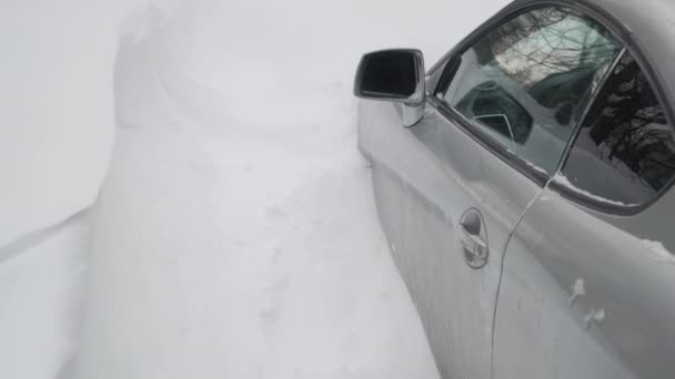 Carro de passageiros, o seu capuz enterrado na neve. Porta do carro também está bloqueado snowdrift — Vídeo de Stock