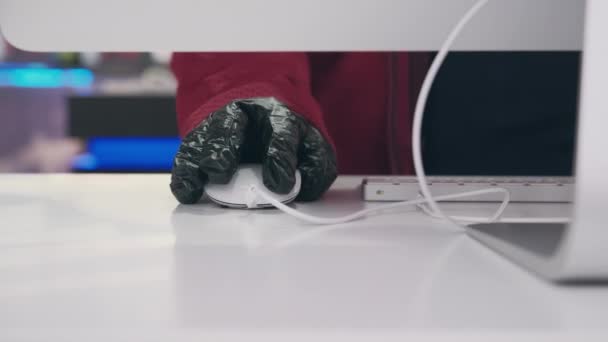 Hand in Hand mit einem schwarzen Handschuh gegen das Virus funktioniert an einem weißen Computer. Nahaufnahme — Stockvideo