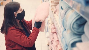 Maskeli ve eldivenli Wooman virüse karşı Terry ve pembe duş havlusu aldı.