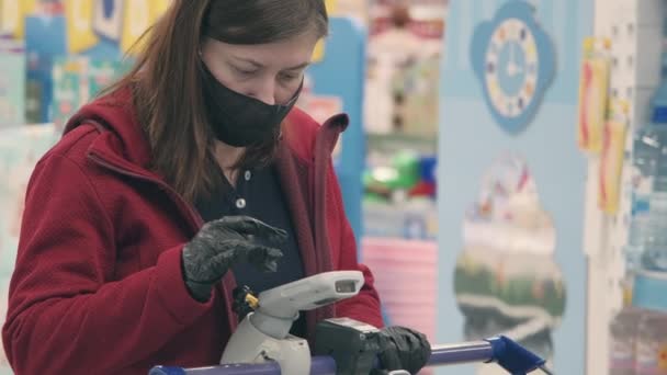 女の子でマスクと手袋に対するウイルスは非接触購入商品で店 — ストック動画
