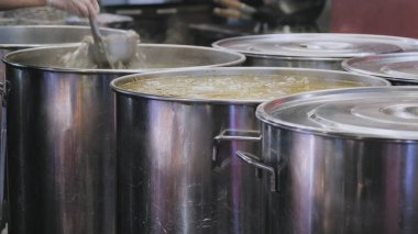 Doğu restoranının büyük kazanlarında ramen çorbası kaynıyor.