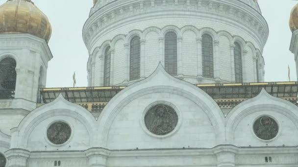 Cathedral of Christ the Savior on Volkhonke Street. Near the patriarch bridge — Stock Video