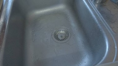 Mutfak manzarasında metal lavabo var. Yakın çekim.