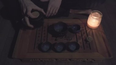Çay ustası yeşil çayı fincana doldurur ve içeceği oksijenle doldurur.