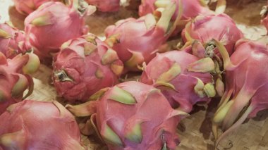 Mağazadaki tezgahta ejderha meyvesi veya pitaya var.