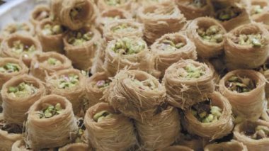 Doğulu tatlı baklava yuvası bir şeker dükkanının tezgahında