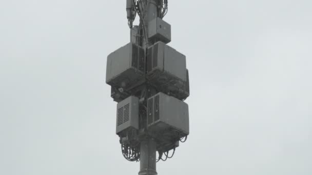 Torre con apparecchiature di comunicazione wireless 4G - 5G sotto nevicata — Video Stock