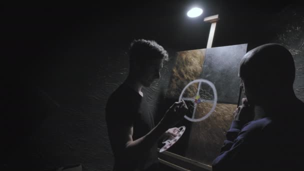 Mestre artista ensina o homem a pintar. Conceito de ensino de artes visuais — Vídeo de Stock