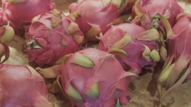 Dragon фрукты или pitaya на прилавке в магазине — стоковое видео