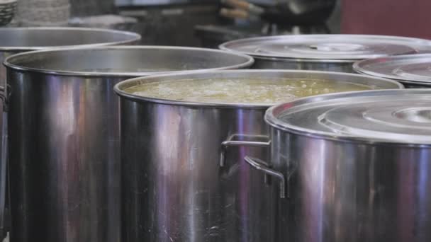東洋料理店の大釜ではラーメンのスープが沸騰する。 — ストック動画