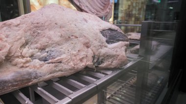 Mağazada büyük miktarda doğranmış çiğ et leşi var. Et yeme kavramı