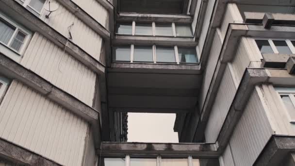 Smutná stará budova, dno je omotané vinnou révou. — Stock video