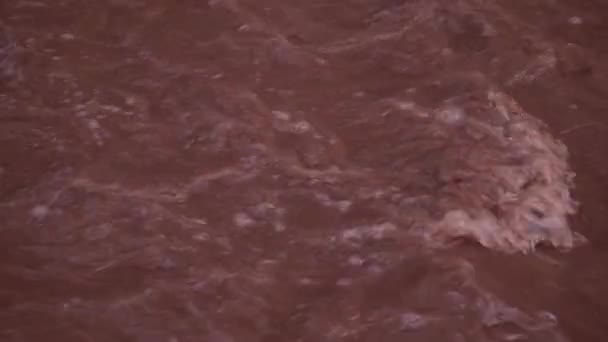 Красная вода. Камера движется вдоль реки, показывая красное побережье, пропитанное оксидом железа — стоковое видео