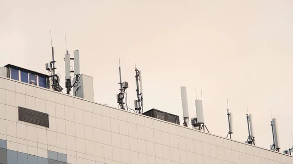 Современное жилое здание с антеннами сотовой связи на крыше — стоковое фото