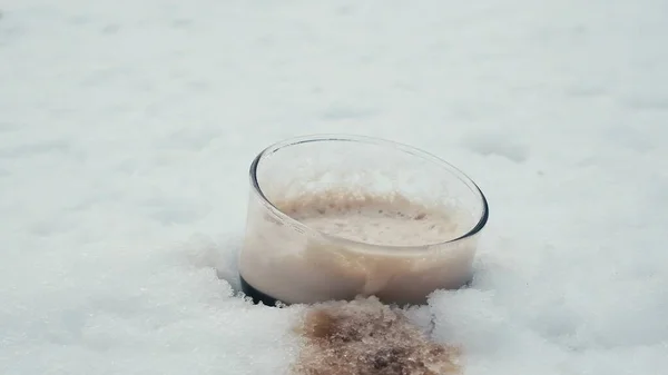 Szklanka ciemnego, mocnego piwa Stout w śniegu — Zdjęcie stockowe