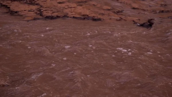 Rotes Wasser. Kamera zeigt in Eisenoxid getränkte rote Küste — Stockfoto