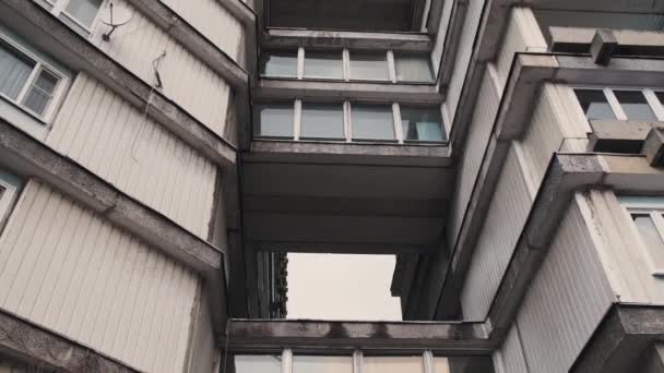 Cupo vecchio grattacielo, il fondo è avvolto in una vite — Video Stock