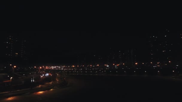 Città di notte. Nel buio, può vedere grande stagno. Luci di edifici stanno bruciando — Video Stock
