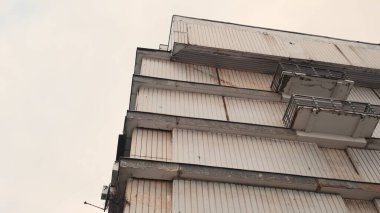 Eski, paslı bir bina. Harap olmuş şehir binaları kavramı