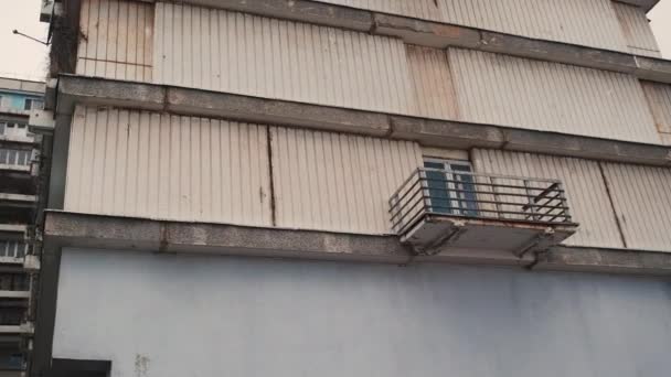 Старое ржавое здание. Камера наклоняется в разных направлениях, качаясь здания — стоковое видео